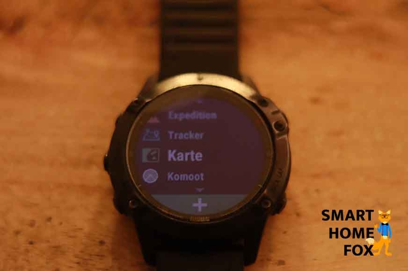 Можно видеть приложение Komoot на Garmin Fenix 6.